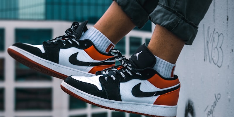 荧光色跑步运动鞋产品展示图