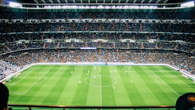 足球教练在白板上讲解战术阵型的视频教学封面